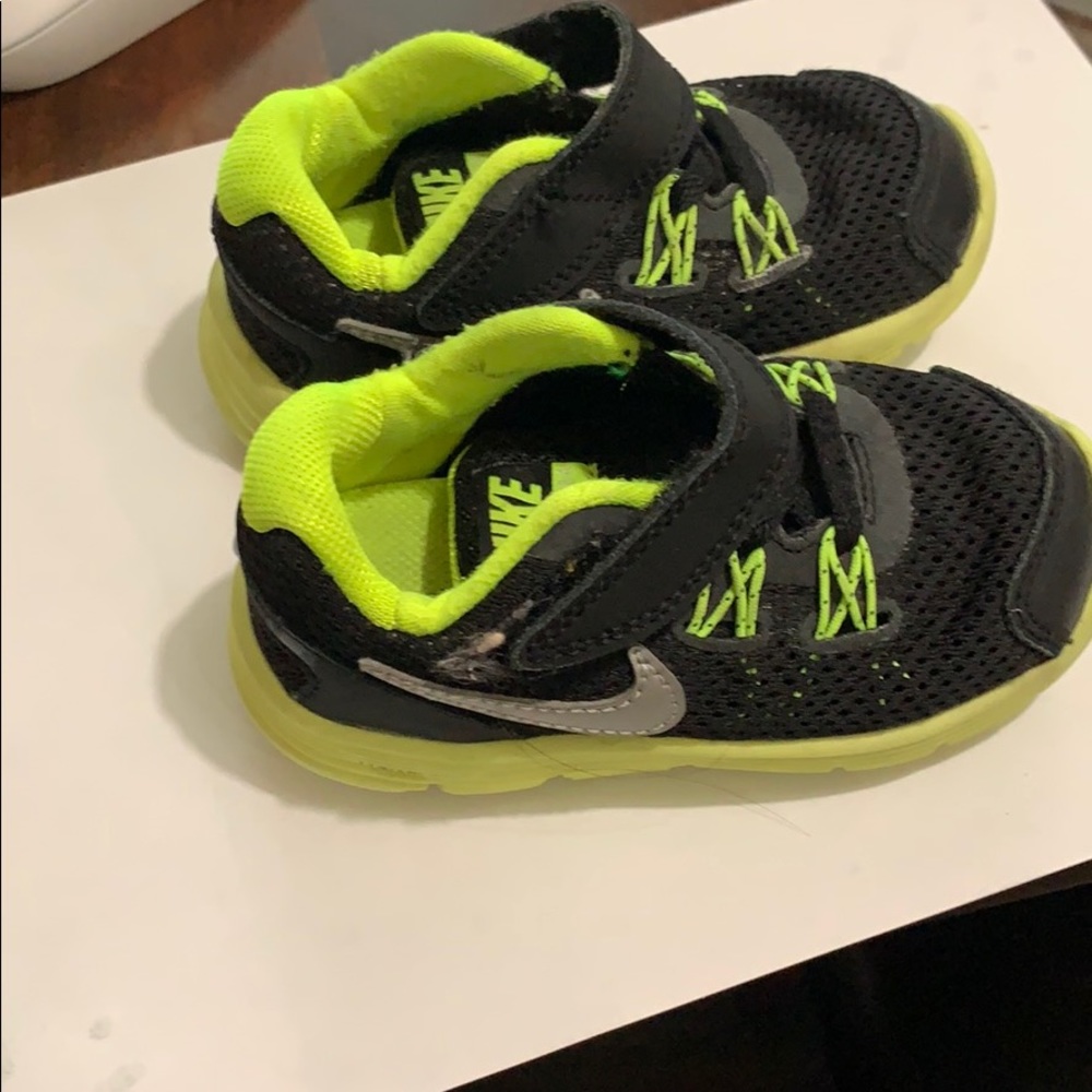 Child Nike shoes size 6C